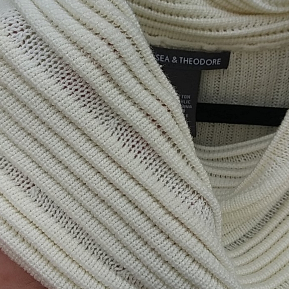 Chelsea and Theodore cowl neck Sweater size large - Picture 5 of 7